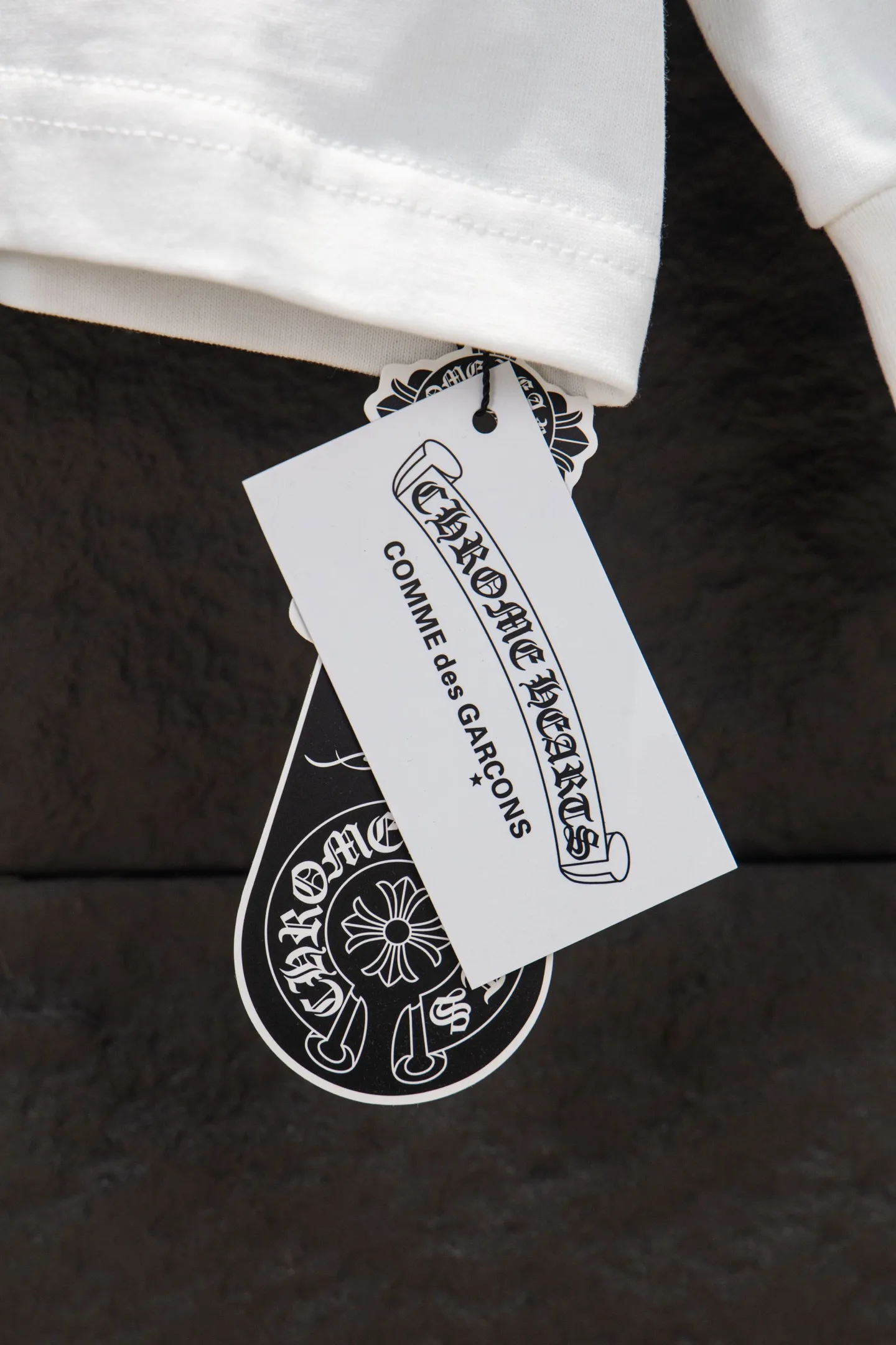 P230 🆕Chrome Hearts os version is really charming and Chrome Hearts is really a must-have. Each season's new version is made to the extreme. It is very practical and can be worn casually. Nice✔️ - ⚠️100% cotton. It is made of 21 double yarns, 300g weight fabric and imported knitted carded cotton. It has moderate thickness, drape and contour, and the upper body is comfortable! ! It is very tolerant to fat body types and can instantly lose five pounds after wearing it!  Specially ordered many Austrian hot diamonds, which have the bling bling effect of natural crystals under the light, with multi-faceted reflective points, and the production cost is extremely high. The laser molding includes a computer engraving machine and a laser machine, which are accurate in units of particles. Finally, it is hot and set at high temperature. After the hot ironing, the firmness needs to be tested repeatedly on the hot stamping. It can show colorful reflections under the light. The collar webbing extends to the shoulders for reinforcement, and the stitching at the joints. The hem and cuffs are all made with 0.2mm gauge double-thread turning. They are carefully produced at a high cost. The attitude of making goods with a magnifying glass restores the quality and effect of the product. The full set of customized accessories is only used to present every detail to customers. Film printing, 50,000 positioning, is very time-consuming. The body is treated with hot diamond elements, which greatly increases the interest of the clothing; unique visual effects. After special treatment, a unique effect is formed. An irregular hem is added to the version. This year's Kroxin is the main version. In the past two years, the oversize version has become the focus of the trend and has been a popular staple in the past two years. The change of designers has made this brand an instant hit. The progressive fashion of the times also needs the blood impact of fresh elements and trendy designs in order to continue its glory! It’s stylish both inside and outside, a must-have for high street travel! An absolute "eye-catching style" that can match couples 💏 Color: Black White Size: S M L XL